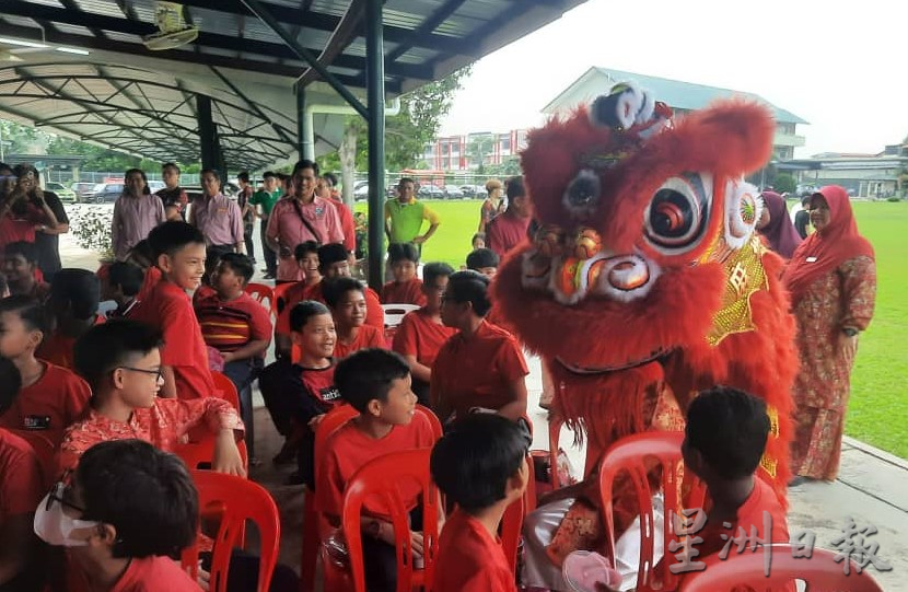  舞狮、捞生、玩立蛋……  国小师生红彤彤 乐疯了