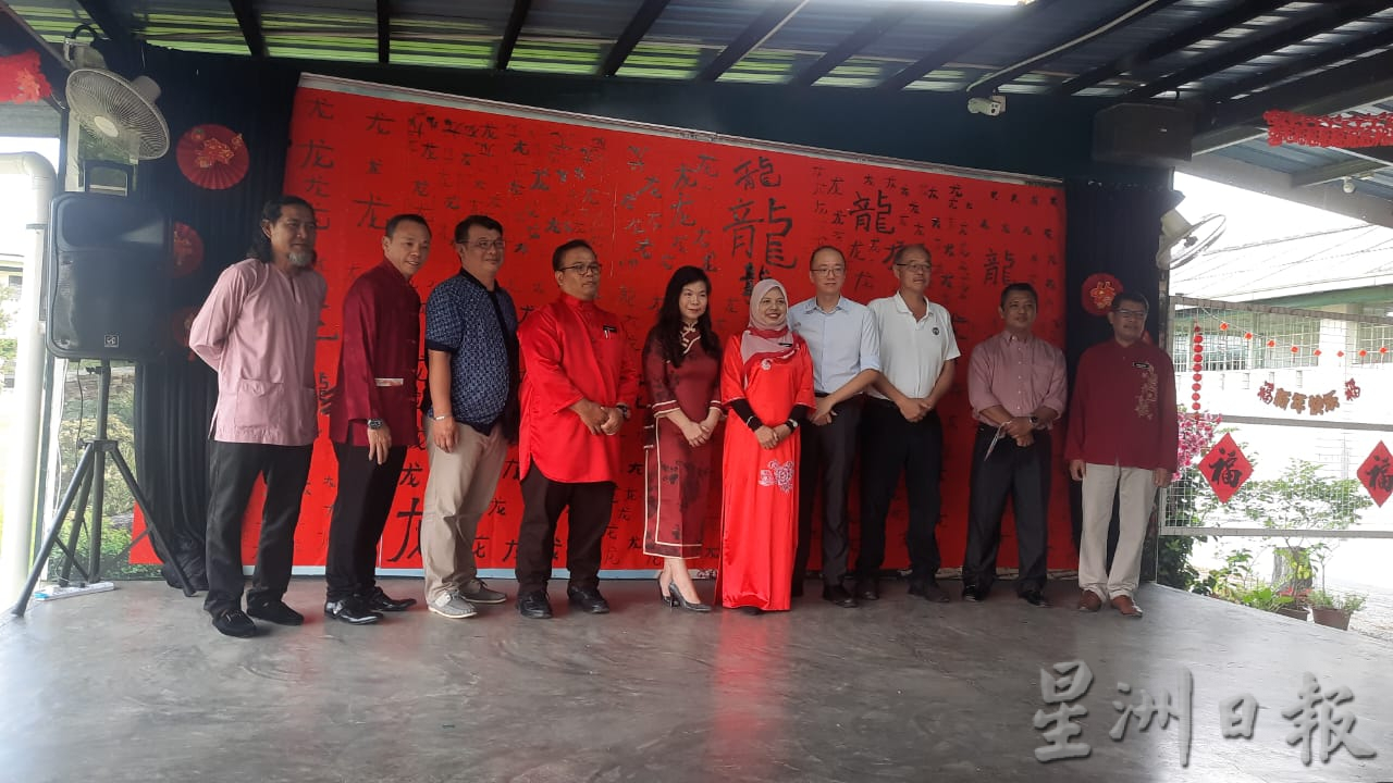  舞狮、捞生、玩立蛋……  国小师生红彤彤 乐疯了