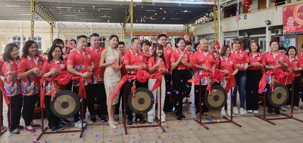 全女班百人齐鸣节令鼓奏华乐 怡圣母华小创双大马记录大全