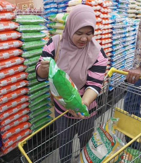 乌鲁登嘉楼县的本地白米短缺