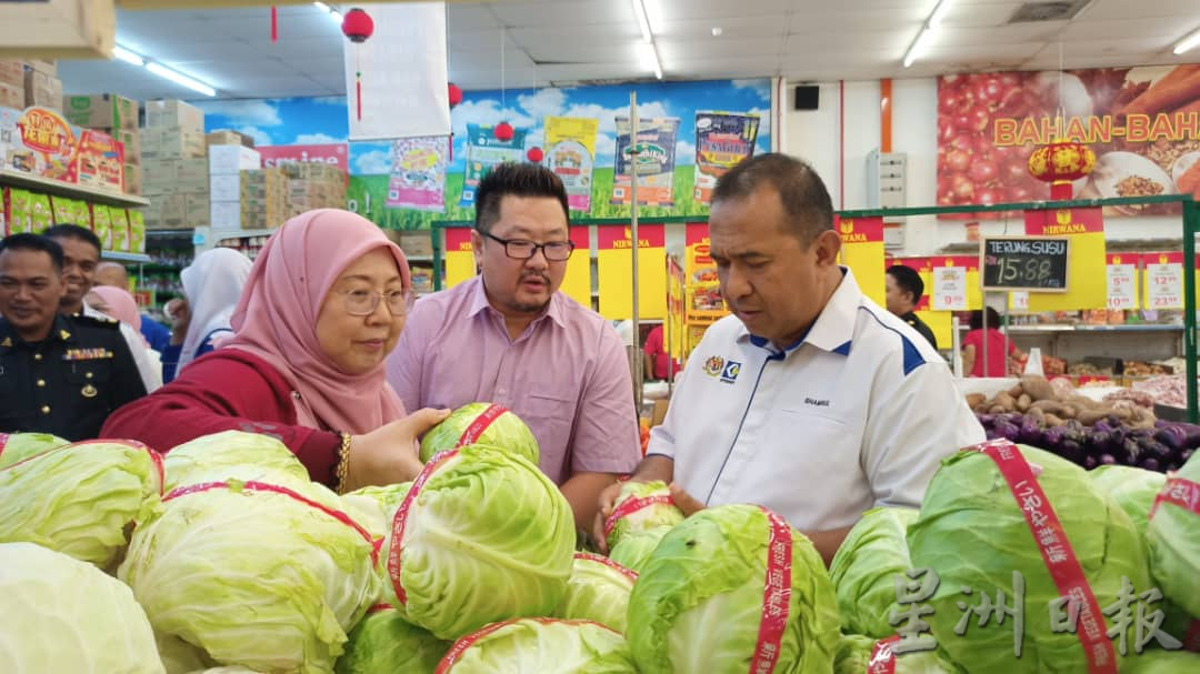 外国车牌添津贴油,傅芝雅沙烈劝民众投报。