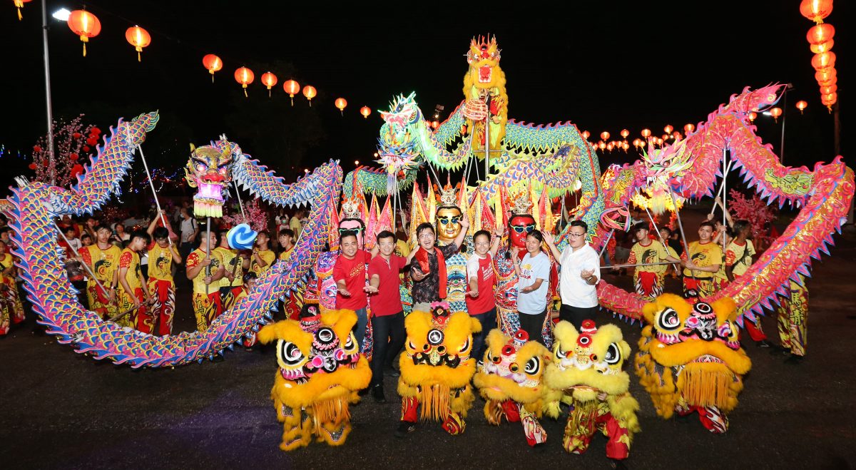 兵如港河滨公园 洋溢新春欢腾氛围