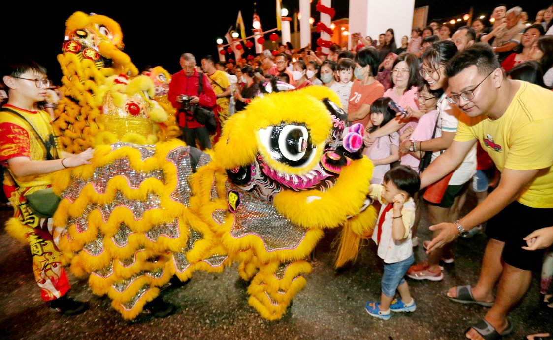 兵如港河滨公园 洋溢新春欢腾氛围