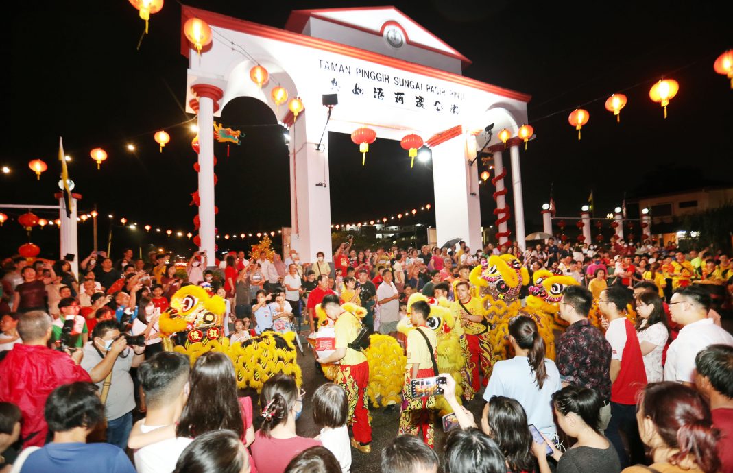 兵如港河滨公园 洋溢新春欢腾氛围