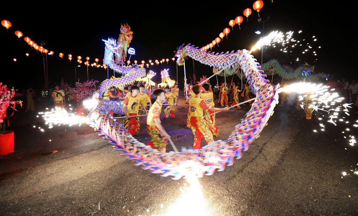 兵如港河滨公园 洋溢新春欢腾氛围