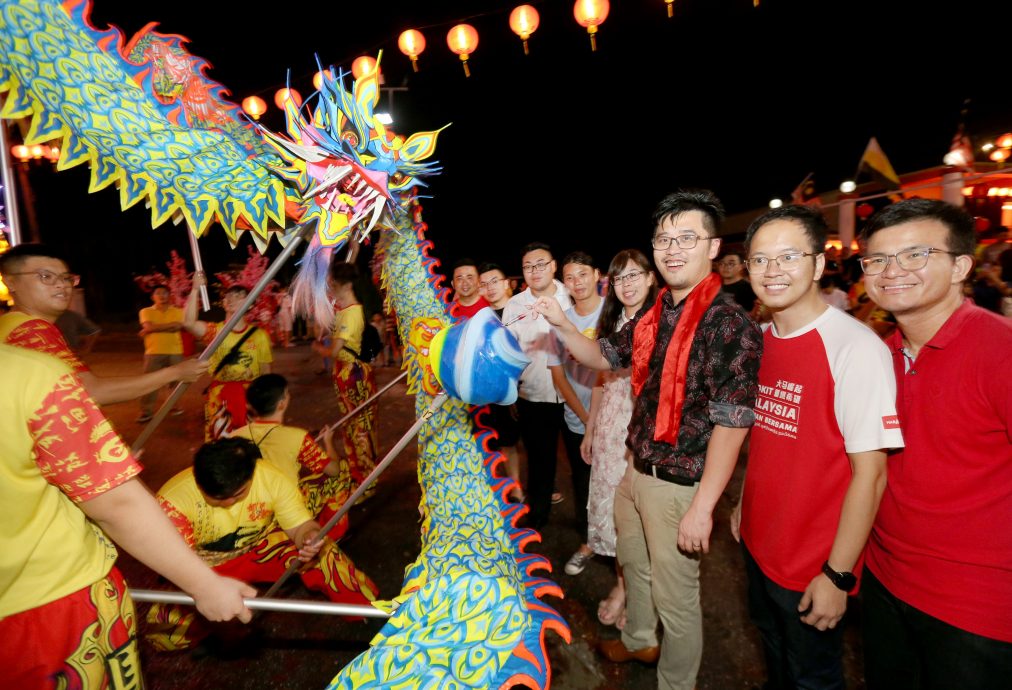 兵如港河滨公园 洋溢新春欢腾氛围