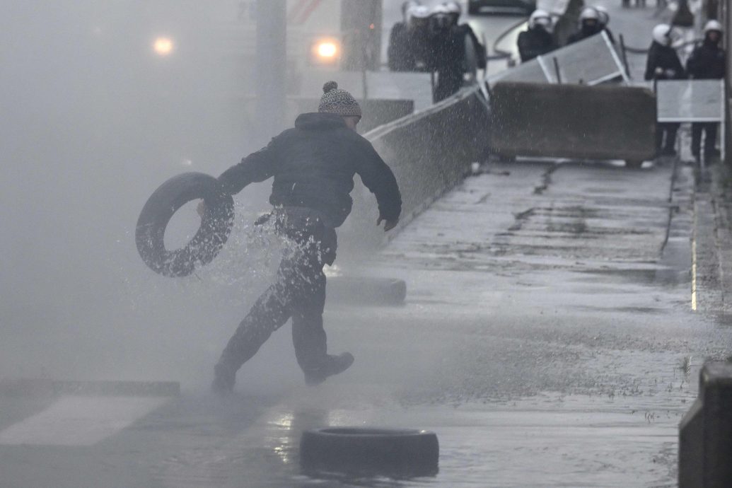 农民在欧盟总部倒堆肥烧轮胎与警激烈对峙