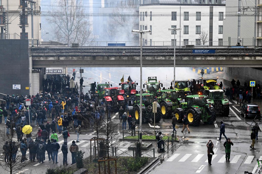 农民在欧盟总部倒堆肥烧轮胎与警激烈对峙