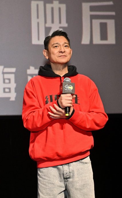 刘德华《红毯先生》撤档被骂翻  网狂酸：打不过就跑