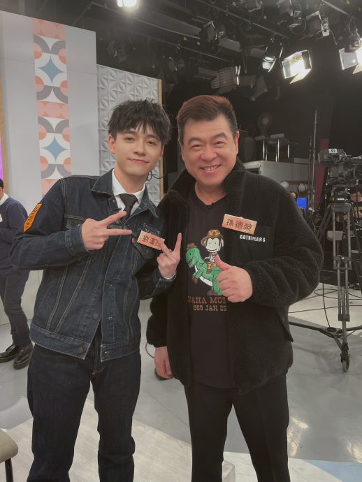 刘汉杰做客小S节目 被考唱功大唱新年歌