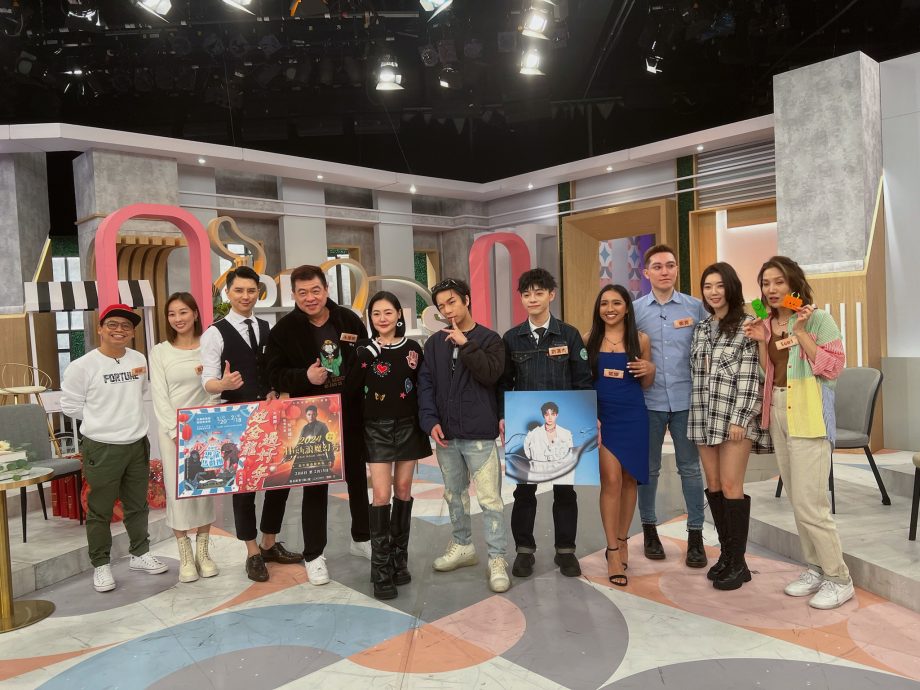 刘汉杰做客小S节目 被考唱功大唱新年歌