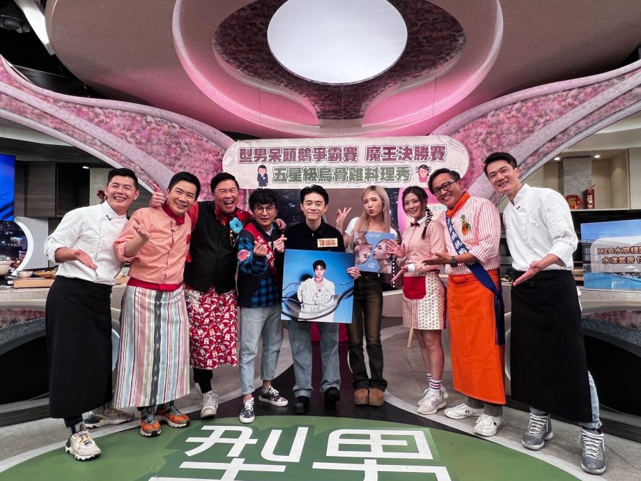 刘汉杰做客小S节目 被考唱功大唱新年歌