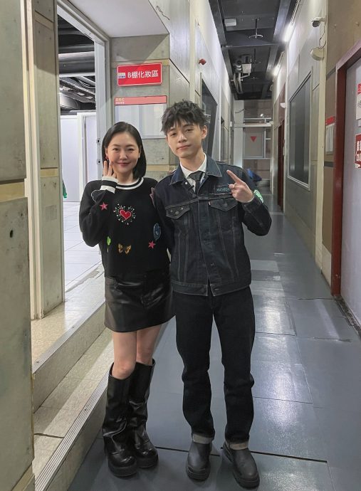 刘汉杰做客小S节目 被考唱功大唱新年歌