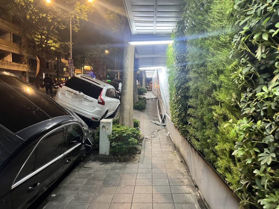 北市新建工地地层下陷 路边整排车倾翻