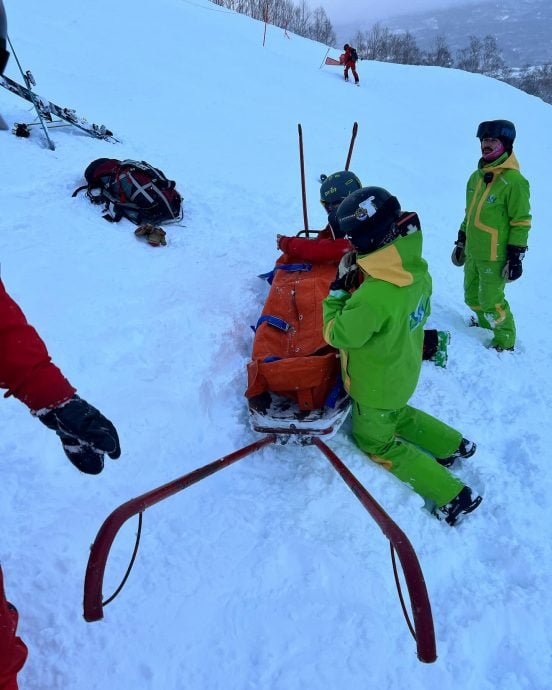 北海道滑雪左脚摔伤 高艺韧带损伤断裂