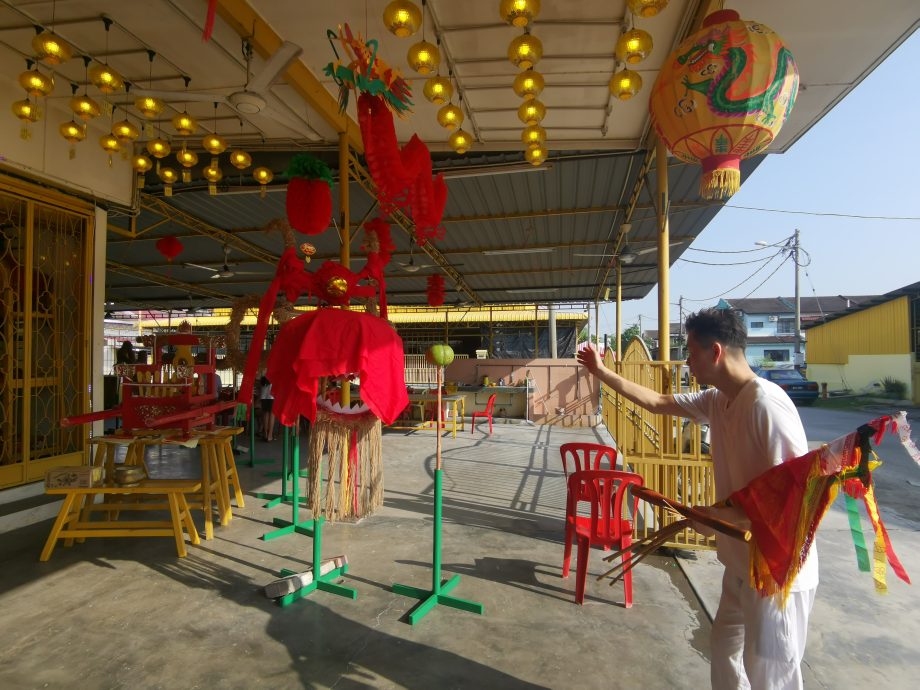 华都牙也三皇宫火龙开光 元宵舞火龙消灾解难