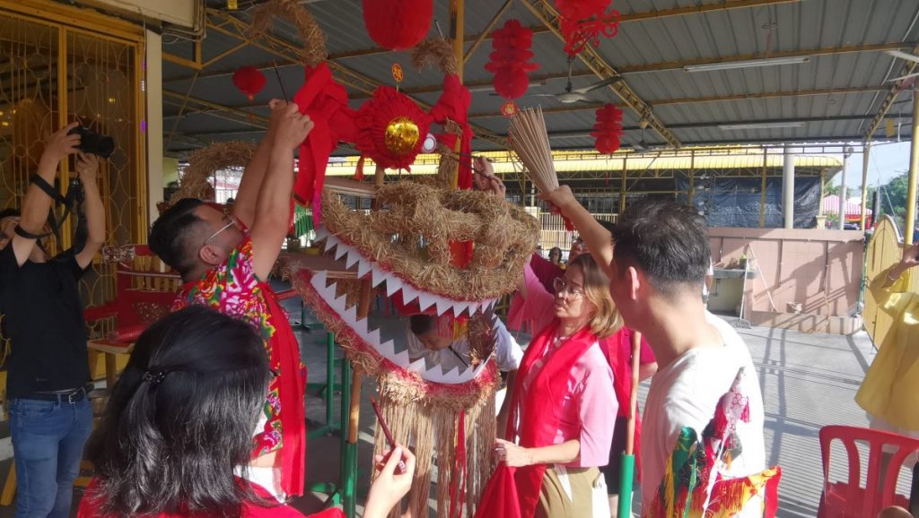 华都牙也三皇宫火龙开光 元宵舞火龙消灾解难