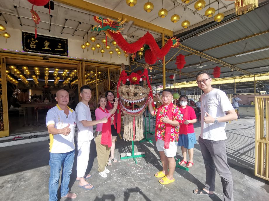 华都牙也三皇宫火龙开光 元宵舞火龙消灾解难