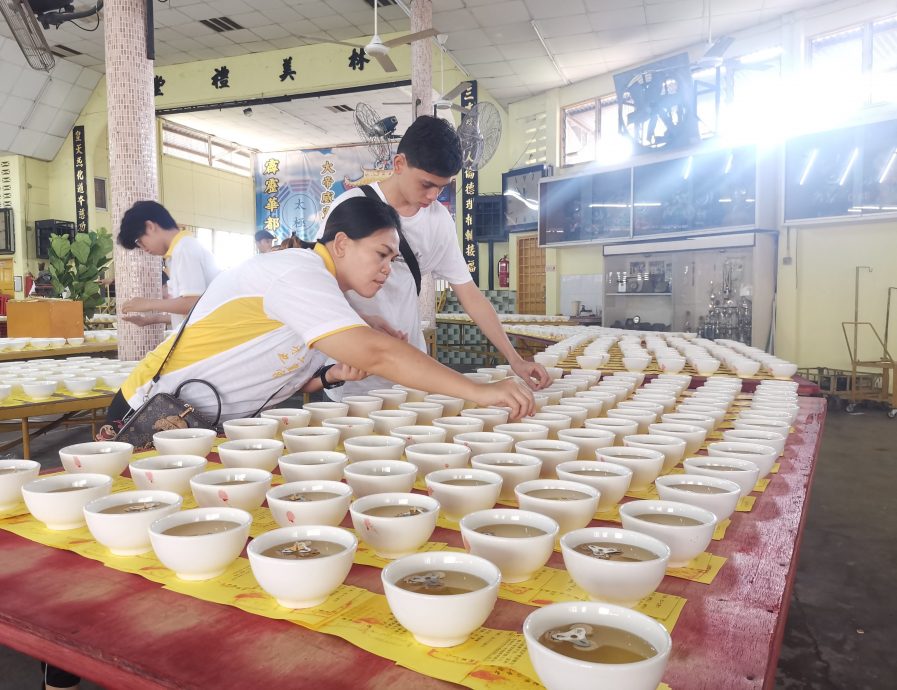 华都牙也三皇宫火龙开光 元宵舞火龙消灾解难