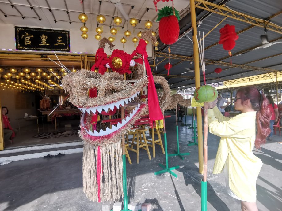 华都牙也三皇宫火龙开光 元宵舞火龙消灾解难