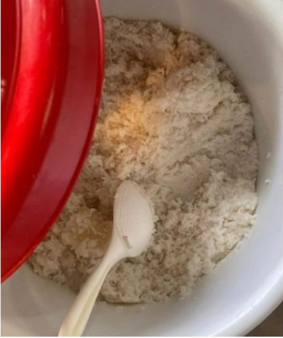 反感食客盛饭后饭勺放进饭桶 网民:细菌都沾到米饭了!