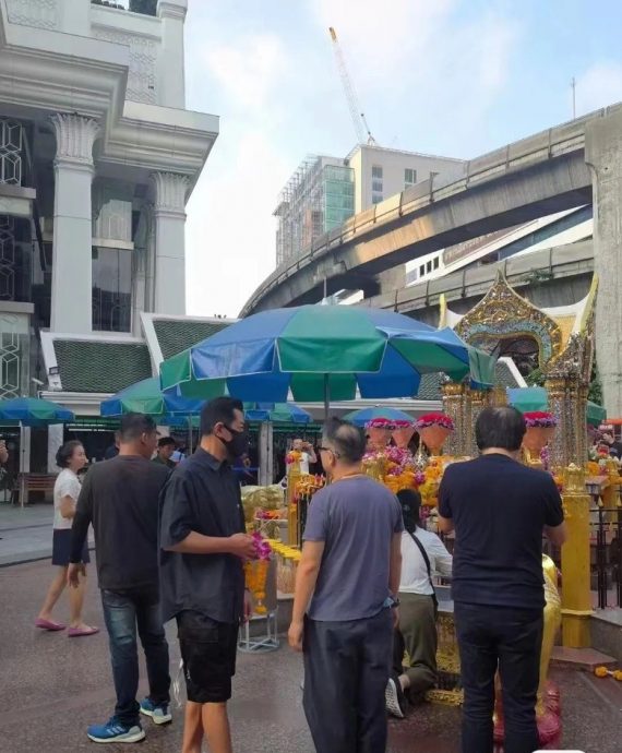 古天乐飞泰国拜四面佛 请8人跳舞送金象还愿