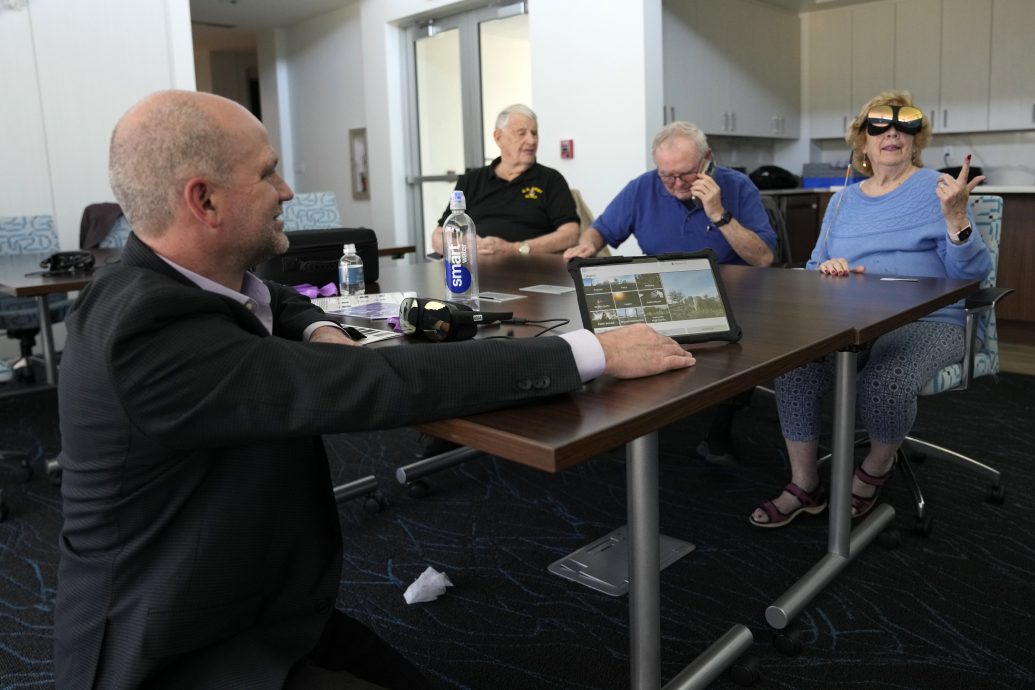 可旅行和宠物互动 VR渐受老年人喜爱