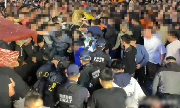 台南抢春牛变冲突 警冲进人群压制
