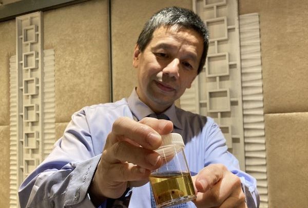 台男秘鲁旅游肿成香肠嘴！竟是罕见马蝇寄生