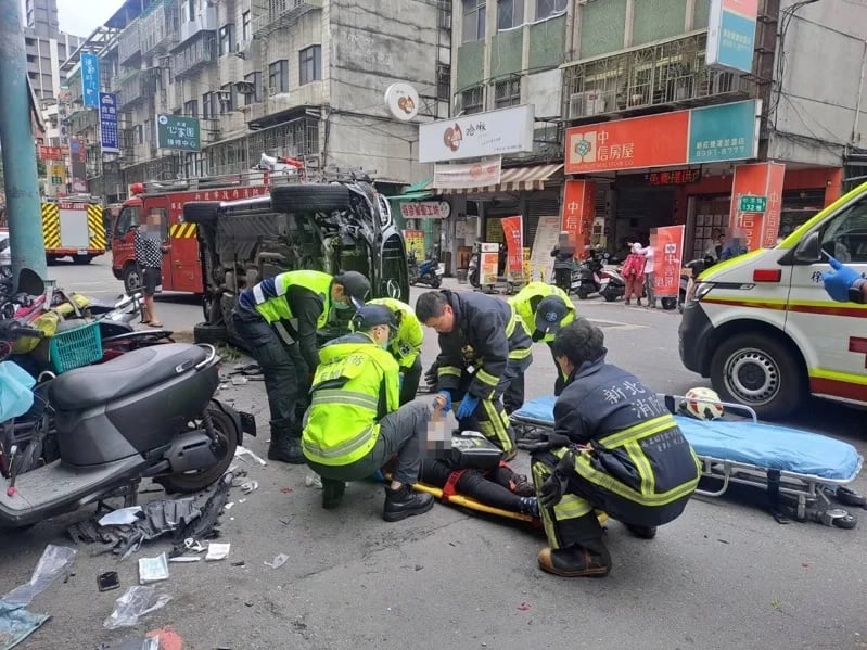 司机捡手机车子暴冲向前 女外送员惨被压死