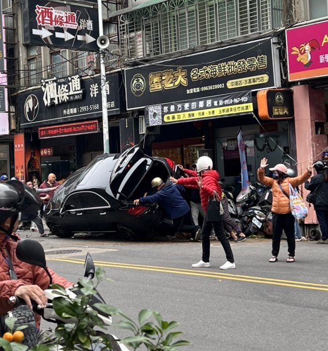 司机捡手机车子暴冲向前 女外送员惨被压死