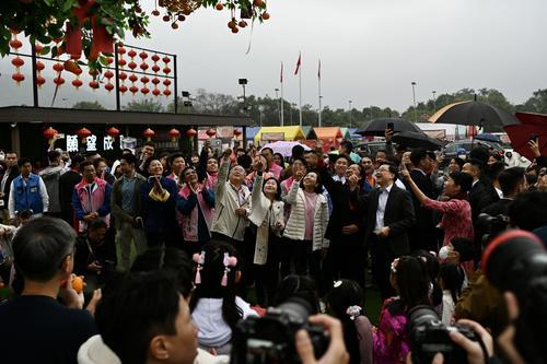 吃盆菜抛宝牒 香港特首李家超春节前落区送祝福