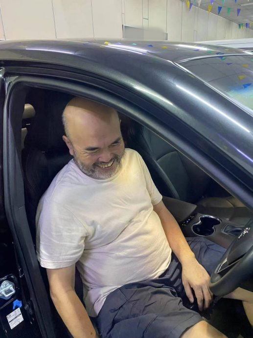 员工送老板新车 “老板几年来没拿任何工资”