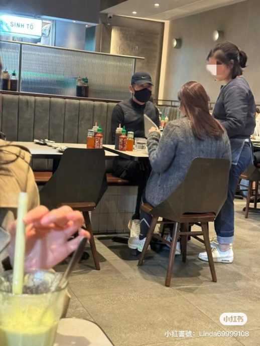 周润发用餐被捕获 突然跟粉丝道歉理由超暖