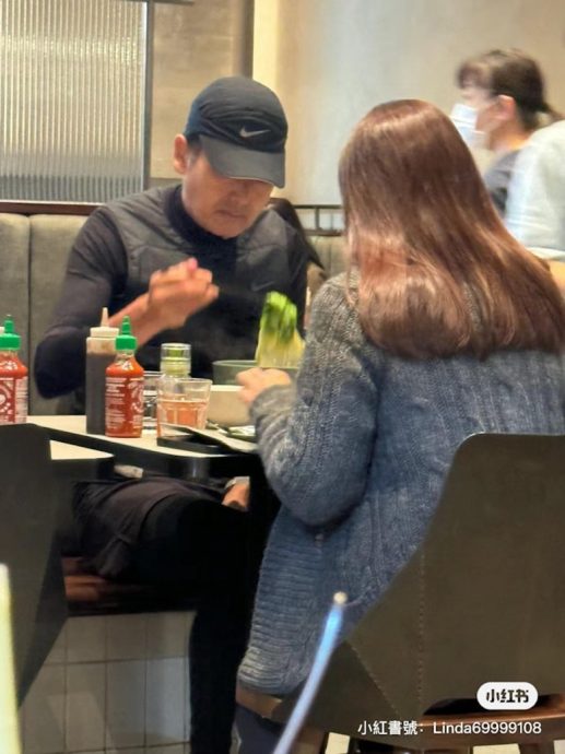 周润发用餐被捕获 突然跟粉丝道歉理由超暖