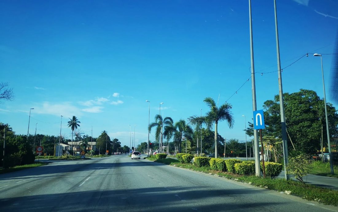 哲仁村民:影响新村发展 反对撤掉村口交通灯