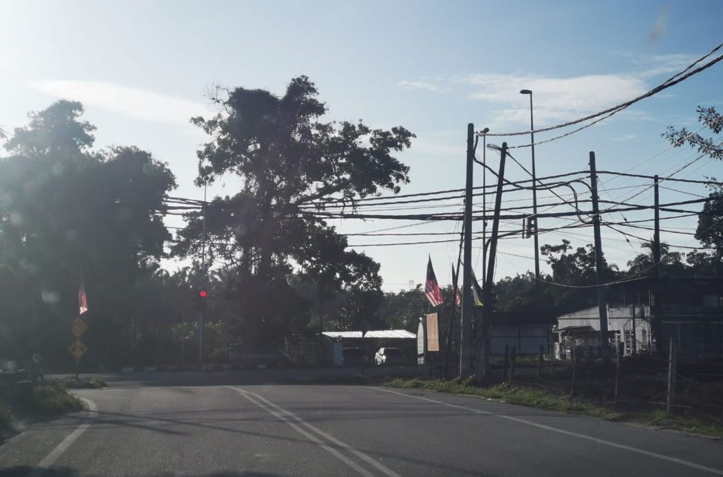 哲仁村民:影响新村发展 反对撤掉村口交通灯