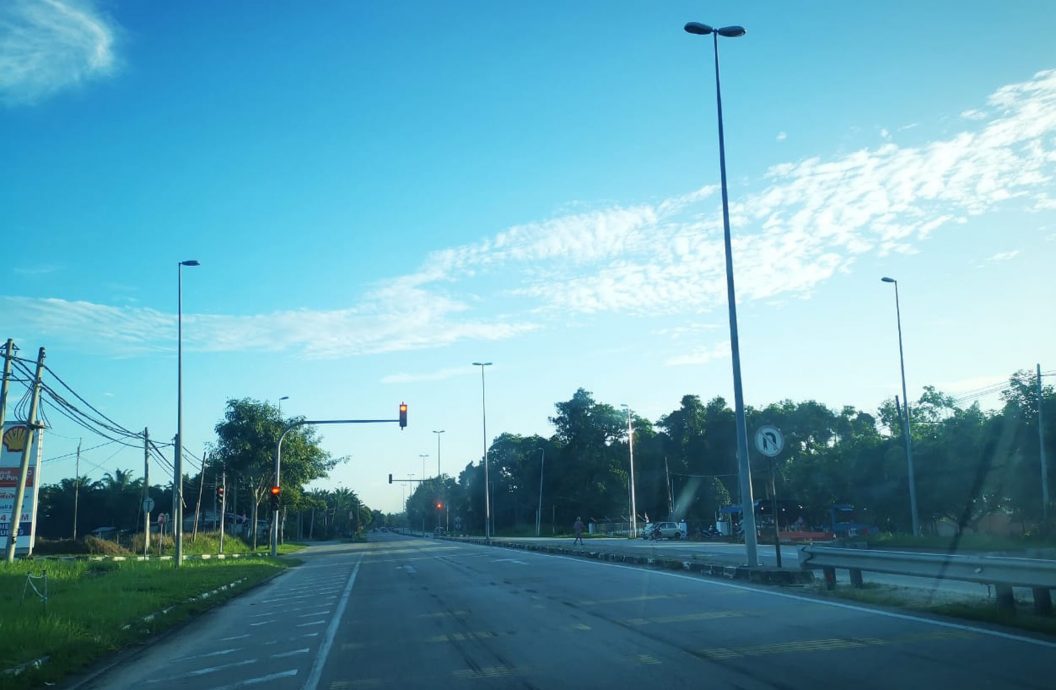 哲仁村民:影响新村发展 反对撤掉村口交通灯