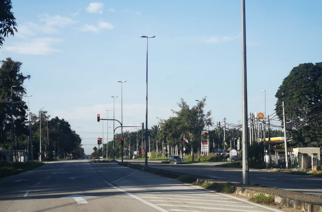 哲仁村民:影响新村发展 反对撤掉村口交通灯