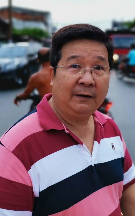 哲仁村民:影响新村发展 反对撤掉村口交通灯