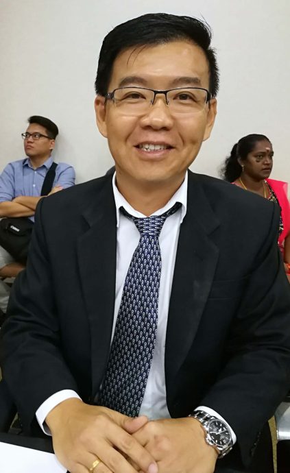 哲仁村民:影响新村发展 反对撤掉村口交通灯