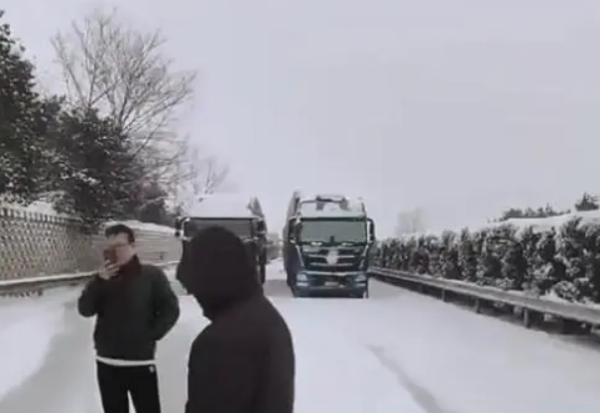 困高速20小时!男子怒走“走2公里”找塞车源头 一见上坡傻眼了