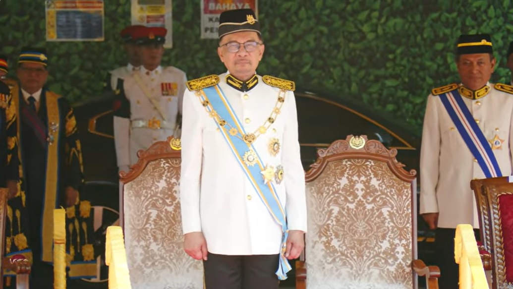 国会会议主持开幕 新元首发表施政御词