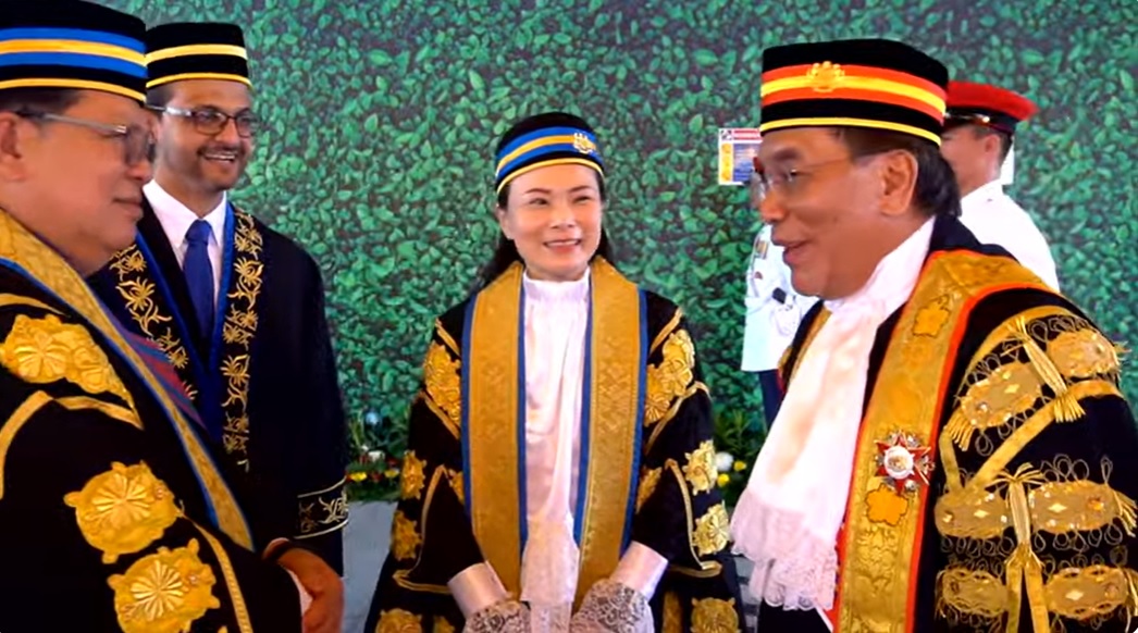 国会会议主持开幕 新元首发表施政御词