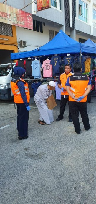 夜市装聋扮哑日赚500令吉 OKU乞丐拥宝腾X70！