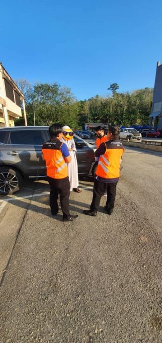 夜市装聋扮哑日赚500令吉 OKU乞丐拥宝腾X70！