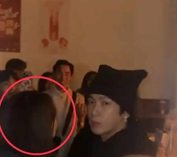 夜店护花暗谱姐弟恋？ ​柯震东牵手安心亚被拍