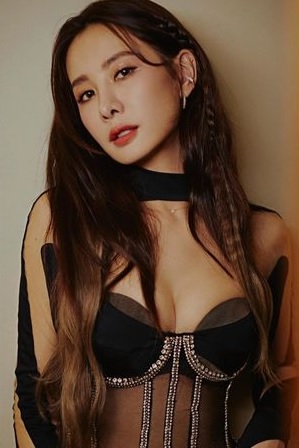 夜店护花暗谱姐弟恋？ ​柯震东牵手安心亚被拍