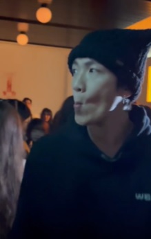 夜店护花暗谱姐弟恋？ ​柯震东牵手安心亚被拍