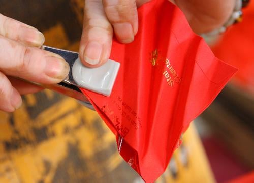 大都会/安娣不平凡，回收红包封巧手制作红灯笼布置水果档口